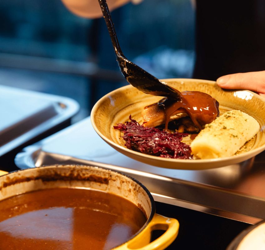 Weihnachtliches Buffet (16-00 bis 18-00 Uhr) mit vielfältiger Auswahl- Das Große Adventskonzert Dresden